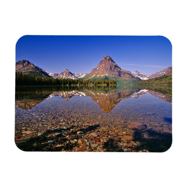 Ímã Montanhas refletem no calmo lago Two Medicine em (Horizontal)