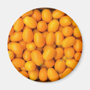 Imã Montão de kumquats alaranjados na caixa de cartã