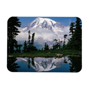 Ímã Monte Rainier refletido em um lago de montanha