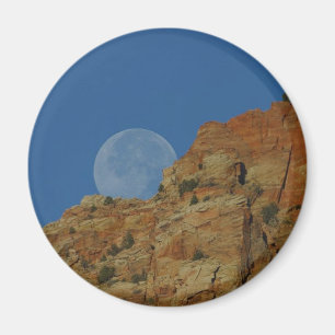 Imã Moonrise sobre os penhascos em Zion