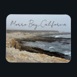 Ímã Morro Bay California Ocean Cliffs Photography<br><div class="desc">A foggy overcast day in Morro Bay California with the ocean waves hitting the rocks on the shore in this beach photograph souvenir. This seaside travel photo keepsake magnet gift features black cursive script above the beach rocks and grey sky.</div>