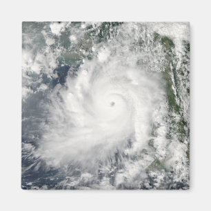 Imã Movimentos de Giri do ciclone em terra sobre Burma