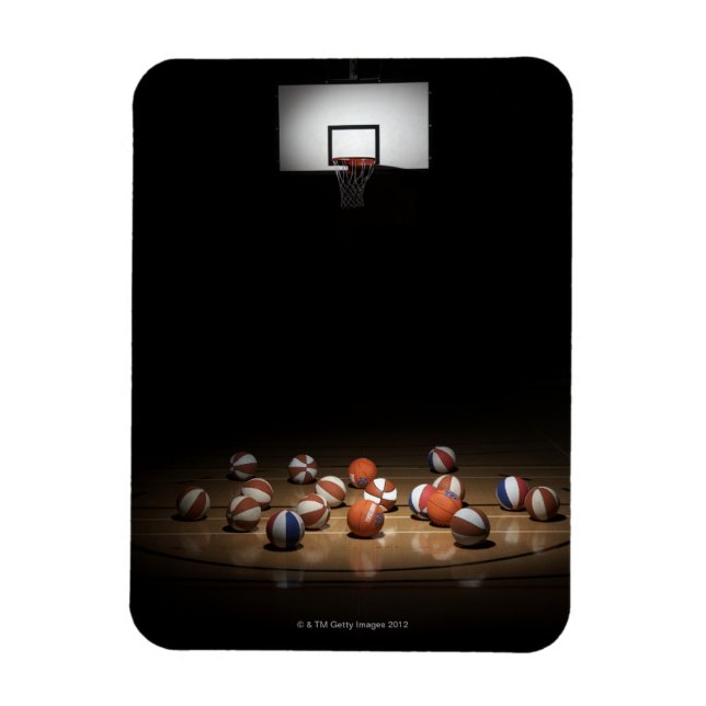 Ímã Muitas bolas de basquete descansando no chão (Vertical)