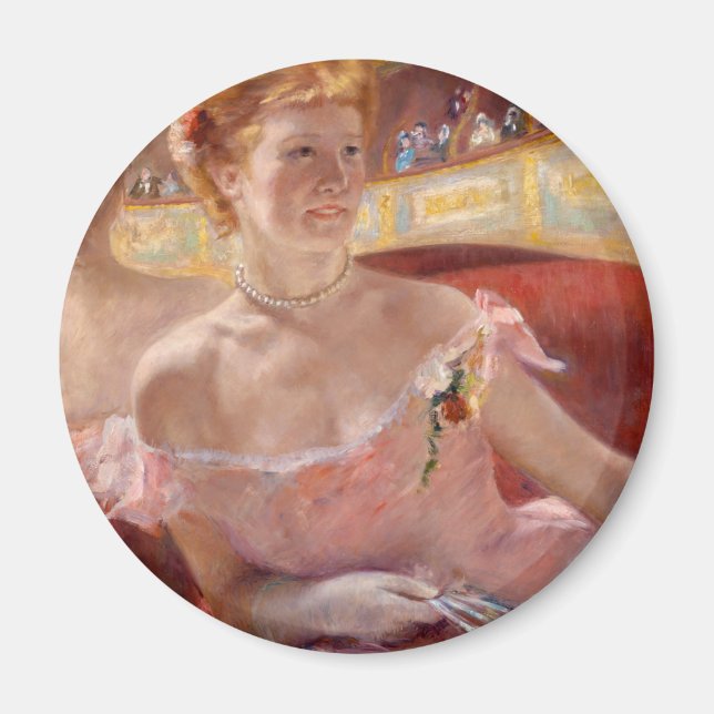 Imã Mulher Americana com Colar Pérola e Vestido Rosa (Frente)