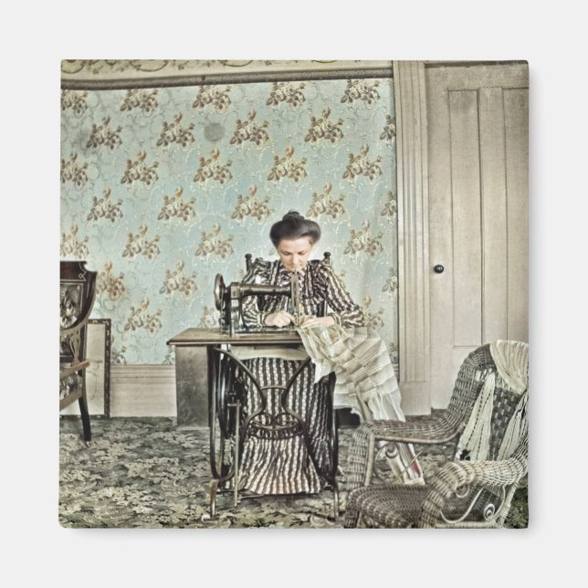 Imã Mulher de 1890 em máquina de costura Foto pintada (Frente)