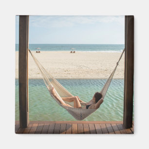 Imã Mulher Deitada Em Hammock Num Pequeno Hotel