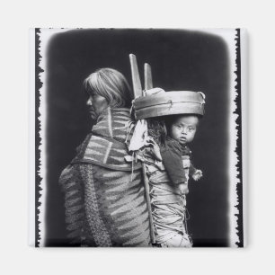 Imã Mulher do Navaho que leva um papoose nela para