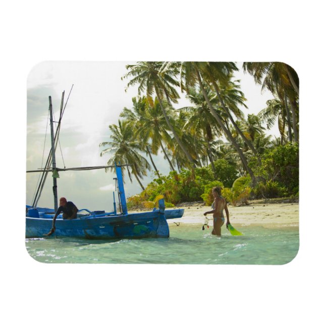 Ímã Mulher em pequeno barco de pesca tradicional, (Horizontal)