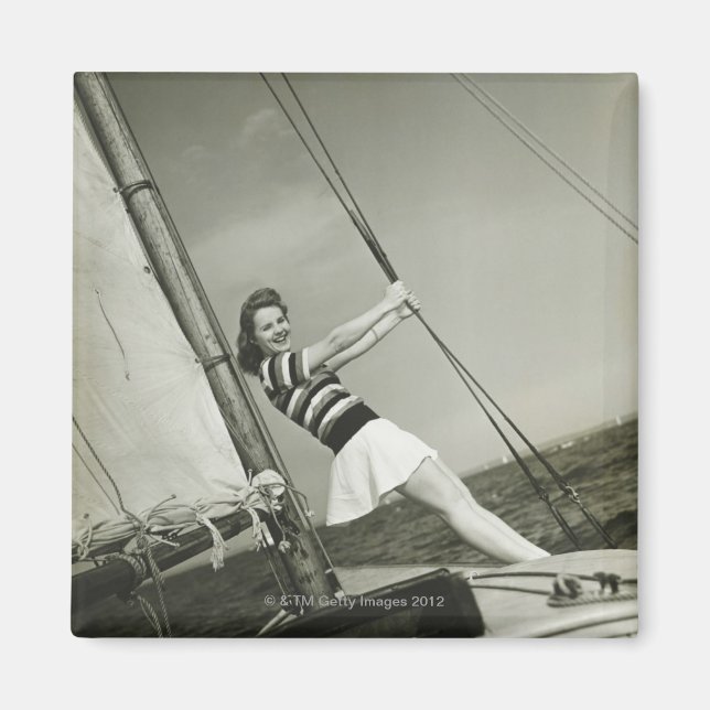 Imã Mulher segurando Rigging em Yacht (Frente)