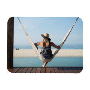 Ímã Mulher Sentada Em Um Hammock Num Pequeno Hotel