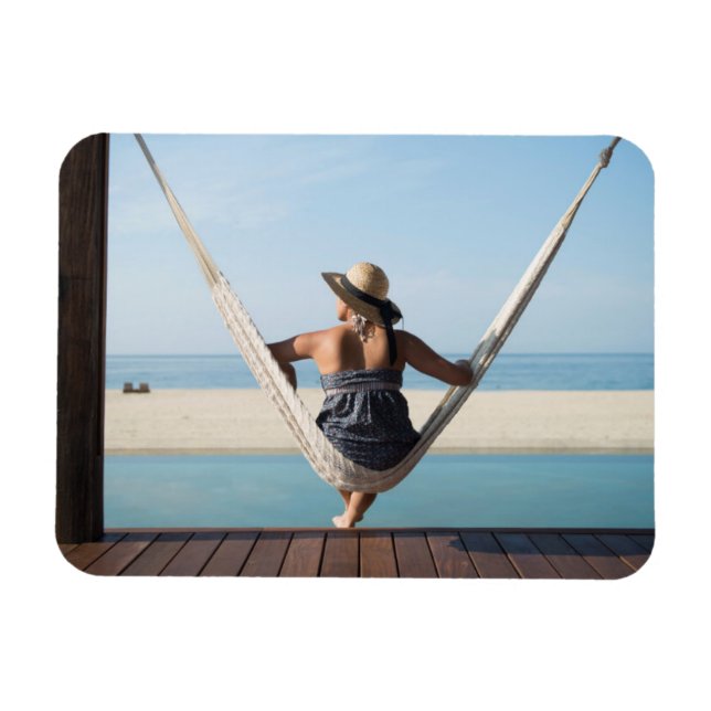 Ímã Mulher Sentada Em Um Hammock Num Pequeno Hotel (Horizontal)