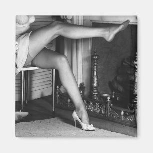 Imã Mulher sentada por lareira B&W