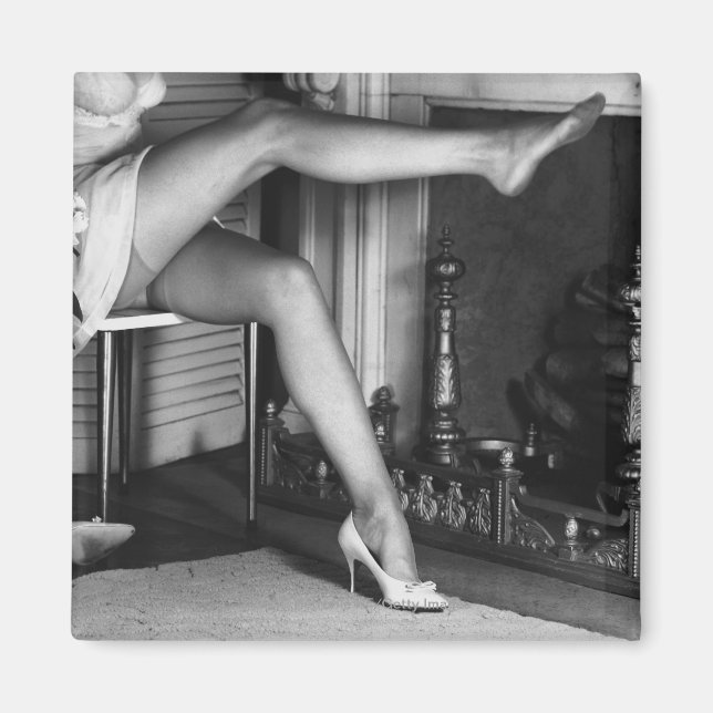 Imã Mulher sentada por lareira B&W (Frente)