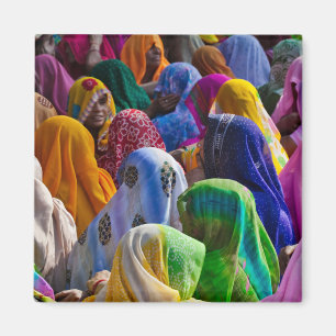 Imã Mulheres em saris coloridos se reúnem