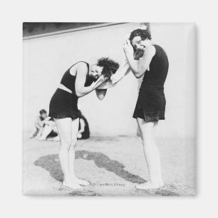 Imã Mulheres que secam seu cabelo na praia