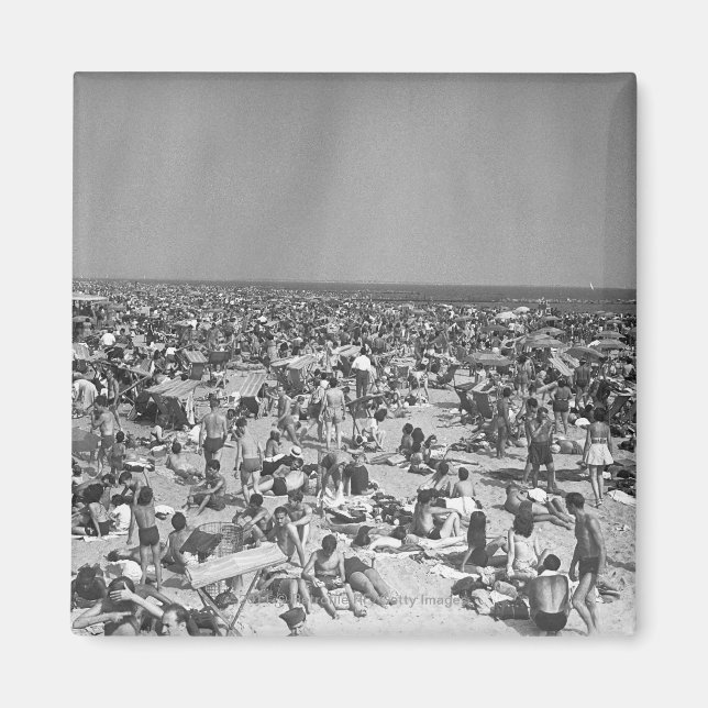 Imã Multidão de pessoas na praia com vista elevada B&W (Frente)