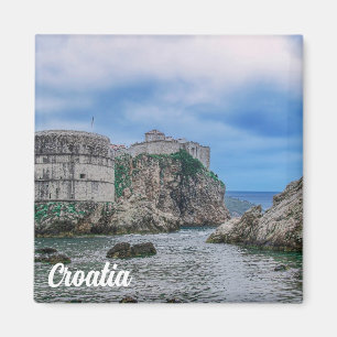 Imã Muros de fortaleza, costa rochosa e mar na Croácia