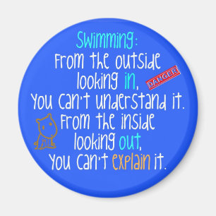 Imã Nadando olhando para fora