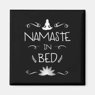 Imã Namaste Na Cama Camiseta Divertida De Relaxamento