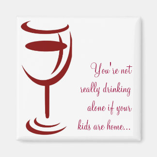 Imã Não bebendo sozinho se seus filhos estão em casa..