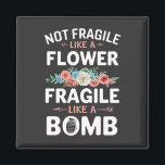 Imã Não é frágil como uma flor frágil como uma bomba R<br><div class="desc">Não frágil como uma flor frágil como uma bomba RBG Ruth Bader</div>