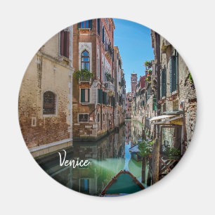 Imã Narrow street with canal in Venice