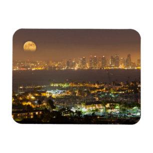 Ímã Nascer da lua sobre a silhueta de San Diego