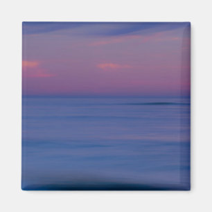 Imã Nascer do sol roxo na costa do oceano
