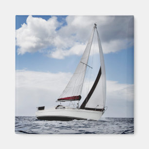 Imã Navigação do iate no mar aberto