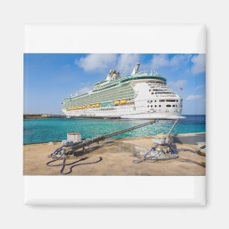 Imã Navio de cruzeiro ancorado na costa da ilha Bonair