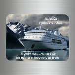 Ímã Navio de cruzeiro do Alaska no Oceano Personalizad<br><div class="desc">Este design pode ser personalizado na área fornecida pela alteração da foto e/ou do texto. Ou pode ser personalizado clicando em Personalizar este Modelo e, em seguida, escolhendo o clique para personalizar mais a opção e excluir ou alterar a cor do plano de fundo, adicionar texto, alterar a cor ou...</div>