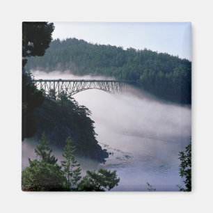 Imã Nevoeiro deriva sob a ponte Deception Pass em