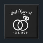 Imã Newlyweds 2025 Noiva E Planners De Casamento De Gr<br><div class="desc">Notícias De 2025,  Noiva E Planners De Casamento De Groom Recem casados 2025 Anéis De Casamento Correspondendo Casal</div>
