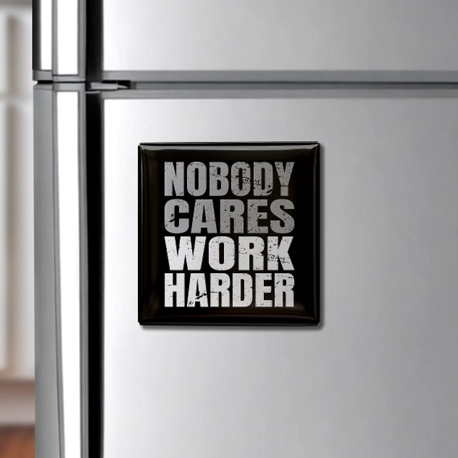 Imã Ninguém se preocupa com trabalhar duro na motivaçã (Stay motivated daily with a "Working Hard" refrigerator magnet—your reminder to keep pushing!)