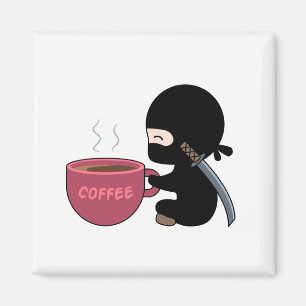 Imã Ninja minúsculo com a grande caneca de café
