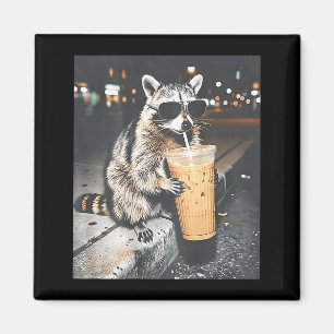Imã (no verso) guaxinim bebendo café gelado animação e