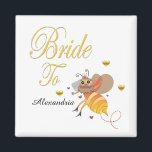 Imã Noiva De Ser A Personalização Do Casamento De Bebi<br><div class="desc">Noiva de ser a Bee Bridal Personalizar Magnet tem uma linda noiva divertida Abelha de Mel nela. É divertido para a Noiva ter e dar como presente durante o chá de panela. Personalize com o nome dela.</div>