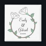Imã Noivos Brancos de Casamento Floral Brancos do Noiv<br><div class="desc">Uma noiva moderna e um ímã de presentes noivos noivos com uma floral única em forma de anel de casamento. Presente para a noiva e noiva um ímã de casamento floral. Uma lembrança para salvar para sempre. Folhas verdes florais brancas. Você também pode oferecer à família e aos amigos.</div>
