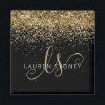 Imã Nome do Monograma do Glitter Dourado<br><div class="desc">Magnet Elegante De Monograma Com Glitter Dourado. Personalize facilmente este design de ímã chico moderno com elegante brilho dourado em fundo preto. O design apresenta seu monograma manuscrito com espirais bonito e seu nome.</div>