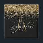 Imã Nome do Monograma do Glitter Dourado<br><div class="desc">Magnet Elegante De Monograma Com Glitter Dourado. Personalize facilmente este design de ímã chico moderno com elegante brilho dourado em fundo preto. O design apresenta seu monograma manuscrito com espirais bonito e seu nome.</div>