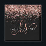 Imã Nome do Monograma do Glitter Glitter Cor-de-Rosa r<br><div class="desc">Magnet Elegante Elegante Glitter Dourado Glam Rosa. Personalize facilmente esse design de ímã chico moderno com brilho brilhante rosa-ouro elegante em fundo preto. O design apresenta seu monograma manuscrito com espirais bonito e seu nome.</div>