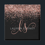 Imã Nome do Monograma do Glitter Glitter Cor-de-Rosa r<br><div class="desc">Magnet Elegante Elegante Glitter Dourado Glam Rosa. Personalize facilmente esse design de ímã chico moderno com brilho brilhante rosa-ouro elegante em fundo preto. O design apresenta seu monograma manuscrito com espirais bonito e seu nome.</div>