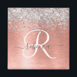 Imã Nome do Monograma do Glitter Metálico Brutado Dour<br><div class="desc">Personalize facilmente esse design de ímã chico moderno com brilho bonito prateado cintilante em um fundo metálico derrubado em rosa.</div>