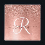 Imã Nome do Monograma do Glitter Metálico Brutado Dour<br><div class="desc">Personalize facilmente esse design de ímã chico moderno com brilho bonito de ouro rosa em um fundo metálico escovado de rosa dourado.</div>