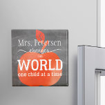 Imã Nome do professor Chalkboard Red Apple e Cotação<br><div class="desc">O nome e o roteiro de tipografia branca inspirados na citação "Professores mudam o mundo de uma criança de cada vez" sobre uma grande maçã-d'água vermelha sobre fundo de uma lousa negra. Personalize-o com o seu melhor nome de professor e faça dele uma boa obrigado que guarde presente para ela!...</div>