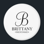 Imã Nome e Monograma da Bridesmaid Personalizada<br><div class="desc">Donativos Personalizados de Bridesmaid Elegantes Pretos e Brancos que apresentam um monograma personalizado no estilo de letra preto elegante do script com o nome e o título da madrinha de Bridesmaid no estilo de letra serif clássico em fundo branco. Perfeito também para padrinhos de casamento, melhor homem, pai da noiva,...</div>