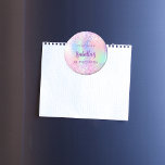 Imã Nome holográfico rosa Quinceanera<br><div class="desc">Para uma Quinceañera,  15 festa de aniversário. Um fundo holográfico colorido em roxo,  rosa e verde-menta. Decorado com confete. Personalize e adicione uma data,  nome e idade 15. Pode ser usado tanto como uma manutenção,  favoritos para festas,  como salvar a data.</div>