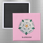 Imã Nome no Yorkshire UK Quilled White Rose 2 in<br><div class="desc">Cor de rosa branca do Yorkshire, revestida de papel, impressa em íman quadrado de 2" com fundo rosa (outras cores a escolher). Altere facilmente o nome usando o Modelo fornecido. Perfeito para um pequeno presente, favoritos para festas, e leve para o correio. Impresso em papel de reciclado a 100%. Coberto...</div>