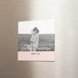 Imã Nome Pré-nalizado de Foto Rosa e Cinza do Casal Mo<br><div class="desc">Nome Pré-nalizado de Foto Rosa e Cinza do Casal Moderno</div>