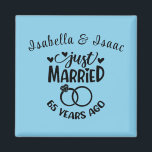 Imã Nomes personalizados de aniversário de casamento d<br><div class="desc">Comemore seu sexagésimo quinto aniversário de casamento com este fundo azul-céu,  imã personalizado. Personalize os nomes em texto preto para o seu ou para o casal que comemora este marco. Excelente para um favor do partido também!</div>